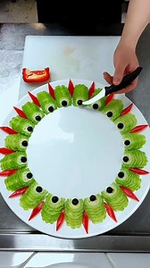 Watch how simple bitter gourd and red capsicum are turned into an amazing food art presentation! 👨‍🍳 A perfect decoration idea for restaurant plating, buffet displays, or party tables. Every slice of bitter gourd shows pure creativity and perfection! 💫 📍Chef: Rahul Pandey #BitterGourdArt #FoodCarving #ChefRahulPandey #VegetableArt #FoodPresentation #CreativePlating #KitchenArt #FoodDecoration #HealthyArt #IndianChef | Rahul Pandey