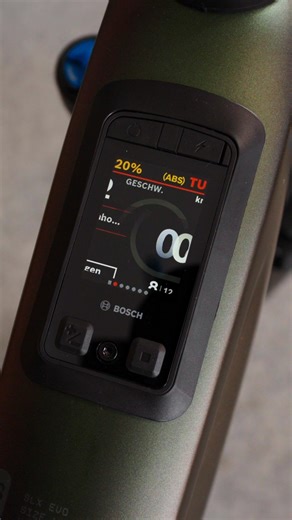 Bosch Kiox 400C erklärt – das neue Smart-System Display für Dein E-Bike ⚡ Kompaktes Farbdisplay, Navigation über die Bosch Flow App, präzise Fahrdaten und intuitive Bedienung – Thomas zeigt Dir, was das Kiox 400C wirklich kann und für wen sich das Upgrade lohnt. Perfekt für alle, die mehr Übersicht, mehr Kontrolle und mehr smarte Features am Bike wollen. Zukunftssicher, robust und vollständig ins Bosch Smart System integriert. 👉 Alle Details im Video – und für mehr Bike-Reviews unbedingt unsere