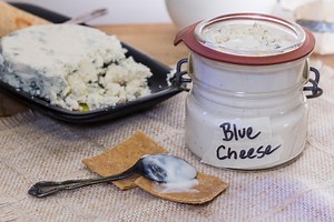 Domowy sos blue cheese – jak zrobić kremowy i wyrazisty dip serowy