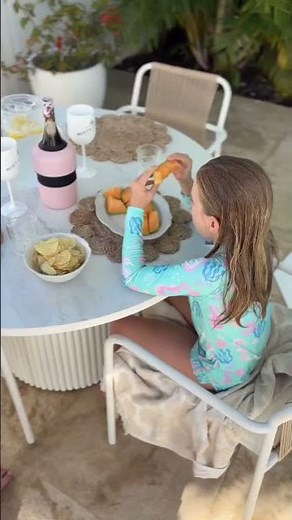 Outdoor Dining Table Styling Ideas for a Relaxed Poolside Vibe