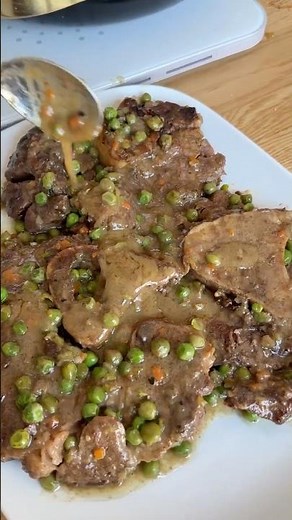 Beef Ossobuco with Peas: Italian Comfort 🍖🇮🇹 #beef #easyrecipe #shorts