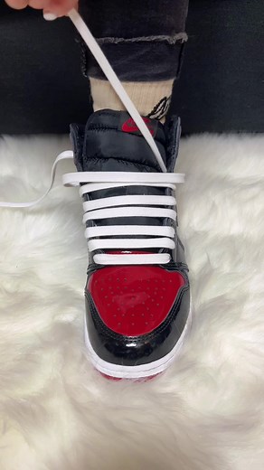 Let’s get straight to it This lacing technique creates straight bars across the sneaker front for a simple yet elevated look. This is a perfect on a pair of shoes that already has a lot of going on, like the Air Jordan 1 Patent Bred with its high-gloss black and red leather. What we swapped: — standard black flat laces for Waxed White #loopedlaces #sneakercontent #laceswap #getloopedin #lacingtutorial #airjordan1 #sneakersformen #kickstok #airjordan #sneakers #sneakersforwomen #patentbred