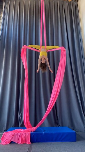 With an abundance of ‘aerial candy’ 🍭 available at our fingertips, it’s important to give the fundamental skills some attention too. When not enough time and repetition are spent on the basics, it can create gaps in technique, making more complex moves less smooth and more challenging than they need to be. Gabe and I are leading a LIVE virtual masterclass covering foundational skills for Aerial Physique TV members! We’ll guide you through the techniques, pathways, and common mistakes within ski