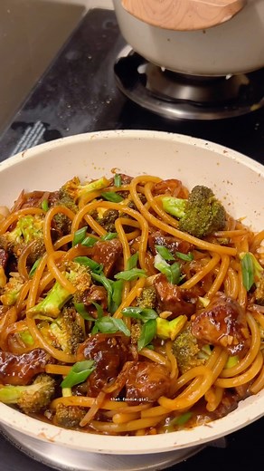 That Foodie Girl✨ on Instagram: "Beef and Broccoli Noodles 🍜 🥦 Recipe link in bio or Google search thatfoodiegirl.in for detailed recipes .If you can’t find the recipe comment and I’ll send you the link in your DMs 🫶 #recipe #homemade #food #healthy #reels #foodie #easyrecipe #dinnerideas #takeout #cooking #foodinstagram #pasta #foodrecipe #reels Tags: Pasta, easy meals , dinner ideas, Parmesan , garlic noodles, quick meals , 20 minute meals , lazy dinner, beef ,broccoli, noodle,takeout ,pand