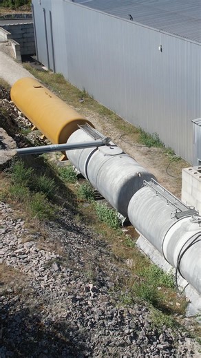 Comment Chausson recycle l'eau dans ses usines béton ? ♻️ À notre usine de préfabrication de Lalbenque (46), nous avons mis en place un système de recyclage de l’eau en circuit fermé pour fabriquer nos blocs béton avec un objectif clair : zéro rejet et zéro gaspillage. Comment ça marche ? 💧 L’eau claire est utilisée uniquement pour le nettoyage des outils. Une fois utilisée, elle devient une eau chargée avec un pH élevé, sable, poussière…). Cette eau est stockée dans un bassin agité Elle est ré