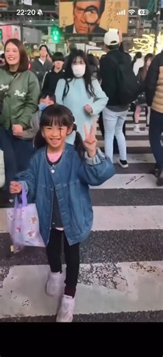 Đang viral: 1 gia đình người Đài Loan du lịch tại Nhật Bản, khi bé gái đang dừng lại chụp ảnh kỉ niệm tại ngã tư Shibuya nổi tiếng thì bị người phụ nữ xô ngã đầy ác ý rồi bỏ đi, không một lời xin lỗi. Làn sóng phẫn nộ lan rộng trên X, rất nhiều người Đài Loan tức giận và tranh cãi quyết liệt người phụ nữ kia là người nước nào? | KIEN THUC KINH TE