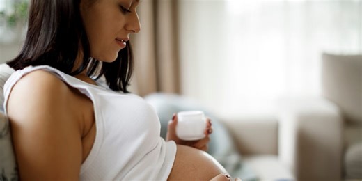 妊娠中に「避けるべき＆安心して使えるスキンケア成分」とは？ 皮膚科医が指南