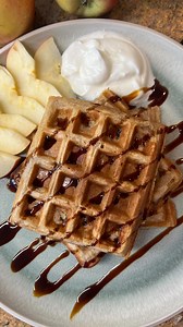 Tento recept na jablečné vafle si musíte uložit ☺️🍎🧇. Jsou již samy o sobě tak dobré, že na talíři není třeba dochucovat. Navíc kdo nemá rád vysušené vafle, tak budete jistě spokojeni. A dám vám jeden takový tip ☺️!!! Já když dělám hlavně o víkendu vafle, tak udělám dvojtou dávku a rovnou si je nabalím do mrazáku. Pak stačí jen ráno před školou vytáhnout a máte skvělou svačinku ☺️. Na jablečné vafle budeš potřebovat: 1. mísa: 🍎1 hrnek (200 g) hladké mouky (můžete i celozrnnou špaldovu) 🍎1 na