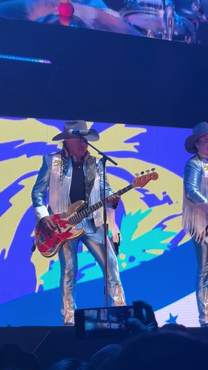 Concierto en vivo de Bronco en Movistar Arena 2025