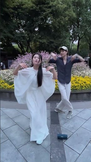 Traditional dance in Chengdu, China 🇨🇳