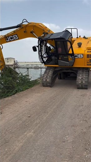 Dangerous Excavator loading in truck Caught on Camera!