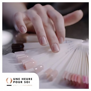 Comment garder de jolis ongles même en automne ? 🍂 3 étapes indispensables d’une manucure express : LIMER : Après avoir défini vos besoins, notre esthéticienne va limer vos ongles pour les préparer à la pose de vernis PROTÉGER : Elle applique ensuite une base transparente, indispensable pour protéger votre ongle COLORER : Enfin, elle pose le vernis de votre choix et un top coat pour apporter de la brillance Tentée ? Prenez tout de suite rendez-vous dans nos Instituts-Parfumeries UNE HEURE POUR 