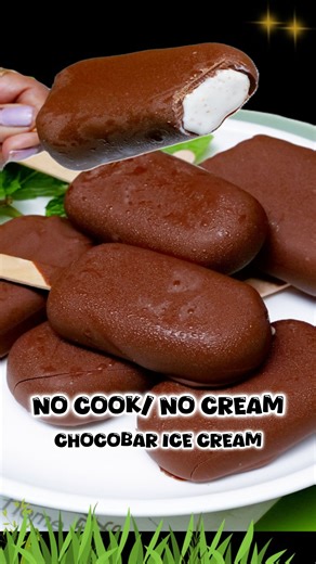 Cook with Parul (ChefParulGupta) on Instagram: "No Cream NO COOKING– 5 Minute mei Ghar Par Banao Desi CHOCOBAR Ice Cream! 🍫🍦 न क्रीम ख़रीदा न गैस जलाई 5 मिनट में ढेरो चोकोबर नई ट्रिक से बनई | BEST CHOCOBAR | Chocobar Ice Cream #ChocobarIceCream #SummerTreat Chocolate Lovers Ka Sapna – Ab Ghar Pe Banega Swadisht Chocobar in Minutes! 😋 Crunchy Chocolate Coating + Creamy Ice Cream = Full Paisa Vasool Taste! 💥 🍫 CHOCOFEST at home starts NOW! 🍦✨ Wohi bachpan wala taste, ab ghar ki rasoi mein – b