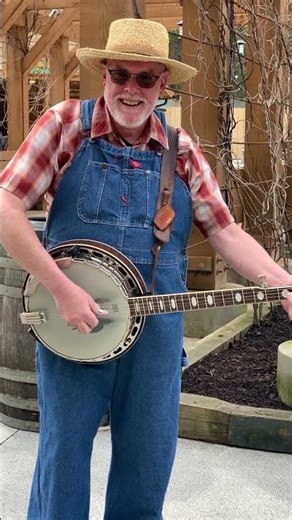 Applejack Plays a Tune at Dollywood