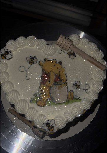 6” vanilla cake with a caramel buttercream and rich caramel drizzle filling 🍯🐝 #winniethepooh #heartcake #fyp #paratii