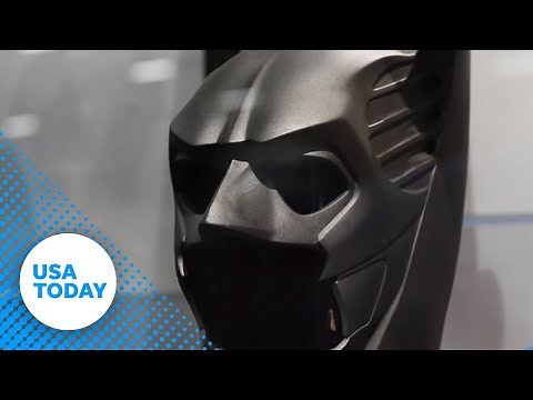 Ben Affleck's 'Batman' costume unveiled at Comic Con