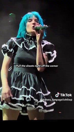 Halsey Performs 'Closer' - A Captivating Concert Experience