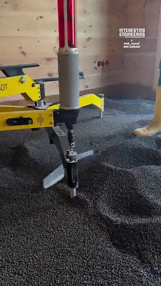 Built from a desire to stop straining his back, Karl-Heinz' Granubot levels fill materials with millimeter precision. How does it do it?🎥: holt_huus / IG