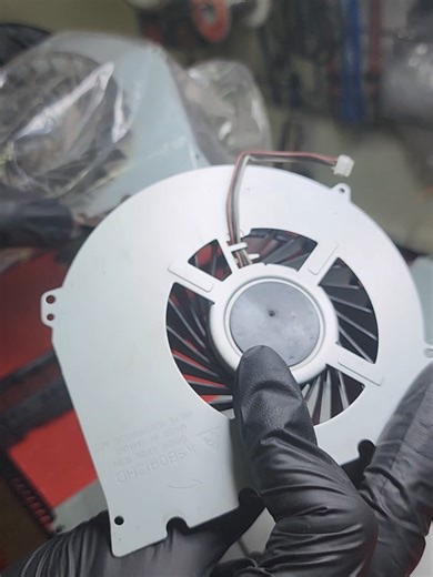 🎮 Atención, comunidad gamer salvadoreña. ¿Tu consola o computadora está haciendo demasiado ruido o se está calentando? ⚠️🎮💻 Esta PlayStation 4 Slim llegó con exceso de polvo y el ventilador dañado. En Saravia Gamer Store realizamos mantenimiento profundo, cambio de pasta térmica, pads térmicos y reemplazo de ventiladores para recuperar el correcto funcionamiento del equipo. Este tipo de problema no solo ocurre en consolas, también es muy común en PC gamer, laptops y otros equipos electrónicos