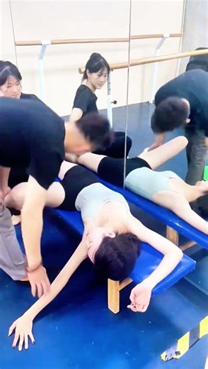 Dance Girl’s Hip Stretch 💔😊 From Pain to Happiness! #flexibility #split #dance #danceclass #shorts