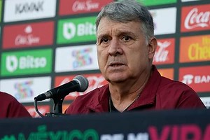 Mexico legends tell Tata Martino: I would take Chicharito and Vela to the World Cup