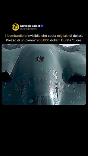 CurioGlobale | Curiosità & Informazione on Instagram: "Il Northrop Grumman B-2 Spirit non è un aereo come gli altri. Ogni ora di volo può arrivare a costare circa 13.000 dollari solo in carburante, senza considerare manutenzione, logistica e supporto operativo. Per questo motivo, ogni decollo è pianificato nei minimi dettagli e autorizzato ai livelli più alti. Non è un velivolo impiegato per esercitazioni ordinarie o dimostrazioni frequenti: si alza in volo quando la missione lo richiede davvero