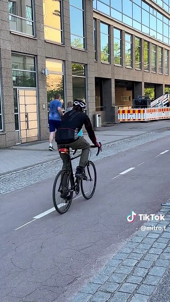 Saw this little robot 🤖 delivering food today 🥹 #robotics #ai #robot