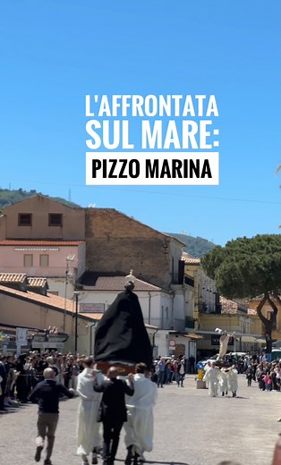 Lo sapevi che la mattina di Pasqua, alla Marina di Pizzo, va in scena uno dei momenti più commoventi della tradizione calabrese?È l’Affruntata: tra spari, applausi e occhi lucidi, la Madonna corre incontro al Figlio risorto dopo giorni di lutto. La folla riempie ogni angolo, il mare fa da sfondo, le emozioni sono vere. Non è solo una processione, è un abbraccio che ogni anno si rinnova. #affruntata #pizzo #calabria #tradizione #settimanasanta #pasqua #eventicalabria #suditalia #folklorecalabrese