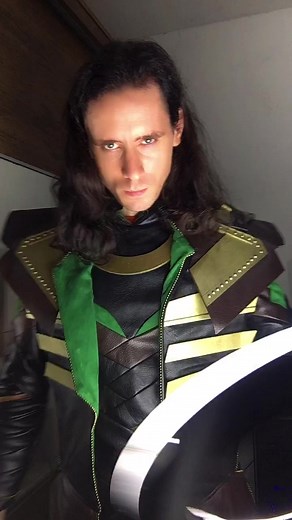 Tentando mais uma 👀🙊😂 #lokicosplay #tomhiddelston #cosplayloki #loki #cosplay #trend #trending #trendinfinity
