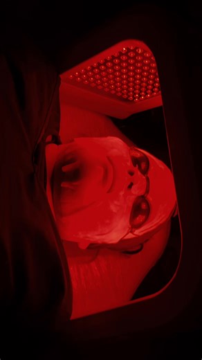 ⚡️ Terapia LED: Tecnología de luz que borra arrugas, elimina el acné y da un brillo increíble. ¡Indoloro y rápido! • ¿Qué es? Un tratamiento con luces de colores para reparar tu piel. • ¿Duele? ¡No! Es totalmente indoloro y relajante. • ¿Para qué sirve? Cada color es una solución: • 🔴 Luz Roja (Antiedad): Es el Colágeno que tu piel necesita.¡Firmeza y menos arrugas! • 🔵 Luz Azul (Anti-Acné): Es el Antiacné más potente. Piel limpia y sin brotes. • 🟢 VERDE (Manchas): Reduce el exceso de pigment