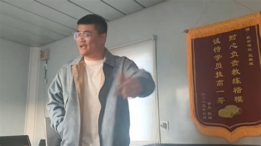 来自晨安驾校教练想听喜剧硬核搞笑说唱之神Eminem Rap祥龙早期成名作《Rap祥龙与Digi Ghetto》现场版时刻！