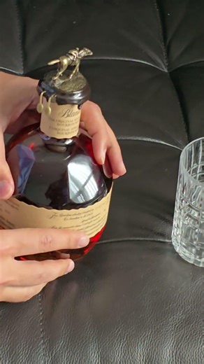 Blanton’s Uncorked 🥃 | Smooth Bourbon Pour in Slow Motion