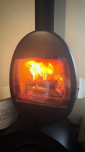 Accensione stufa a legna di design scan ovetto. Fumista #artigianato
