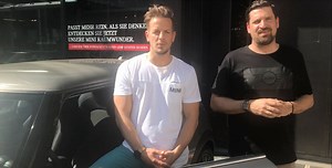 Passend zum Wetter ein heißer Tipp :) für Start-ups, Hotels, Immobilienbüros und alle business people in Berlin: Das ist unser MINI One First Business ab nur monatlich 99,00 EUR netto ohne Anzahlung*! Ab sofort und nur bis zum 30.06.2017 exklusiv für MINI Businesskunden (Neu- und Bestandskunden)*. Jetzt unser MINI Businesskunden-Team kontaktieren und Angebot sichern. Daniel Steinkamp (links): daniel.steinkamp@mini.de Tel.: 030 – 200 99 42 21 Sebastian Herbst (rechts): sebastian.herbst@mini.de Te