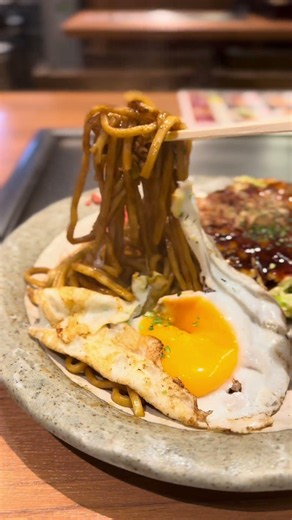 新大阪駅1F味の小路にある お好み焼き 鉄板焼き メッセ熊子 でお好み焼そばセット #めっせ熊 #新大阪ランチ