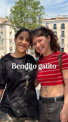 Bendito Gatito 🐈 Hay historias que empiezan cuando menos lo esperas. Entre turnos, días compartidos y un gatito que apareció por casualidad. O quizá no tan por casualidad… Y sin darse cuenta, mientras cuidaban juntas de algo tan pequeño, también empezaron a cuidarse y a enamorarse la una de la otra. Hasta elegir, cada día, compartir sus mundos sin dejar de construir el suyo propio. Porque hay historias que empiezan por una casualidad con bigotes y ojos grandes… y terminan sintiéndose destino y 