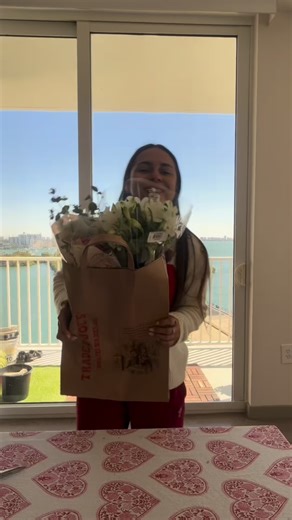Flowers by Maga on Instagram: "DIY !!! Reuse a brown paper bag to make this cute bouquet!!! 🌷💝💕✨ I used flowers and the paper bag from @traderjoes to make a cute little bouquet , perfect for Valentines days or any occasion!! 🧚‍♀️✨ #madewithlove #valentines #galentines #reuse #flowergift"