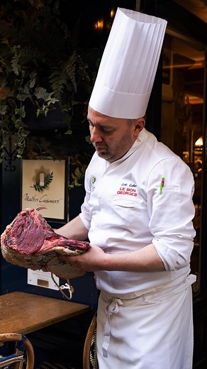 Le Bon Georges on Instagram: "🥩 Côte de bœuf – Fin Gras du Mézenc Le goût du foin, du vent, et des herbes sèches des hauts plateaux. Le Fin Gras du Mézenc, c’est un élevage extensif, une AOP rare, une viande de saison. Élevée à l’herbe l’été, au foin l’hiver, sur les prairies naturelles du massif, entre 1100 et 1500 mètres d’altitude. Goût franc, gras persillé, arômes profonds — une viande de caractère, qu’on reconnaît entre mille. Il ne reste que quelques pièces, servies à la Table du Chef. C’