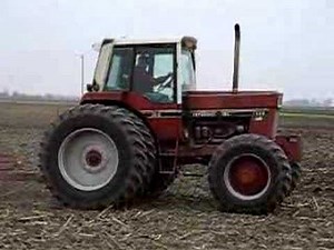 IH 1586 on the field cultivator