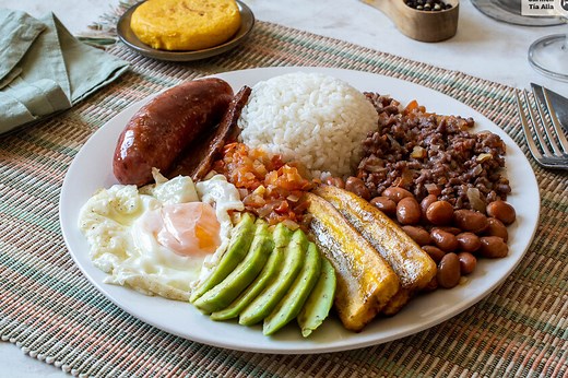 Bandeja paisa: receta del tradicional (y bestial) plato combinado de Colombia