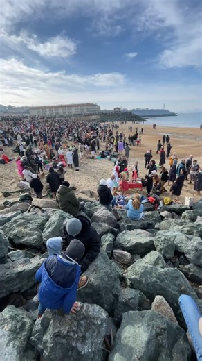 ☀️😇Bain de Midi à Anglet nous y voilà sous un soleil d’hiver à seulement quelques degrés 🥂 Bonne année à #Anglet #VilleAnglet | Ville d'Anglet