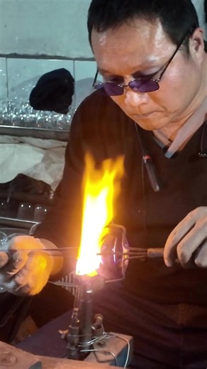 We are a Chinese glass products manufacturer, supporting customization. We welcome wholesalers from around the world to contact us for purchasing.#glass #glassblowing #handmade #processvideo #work