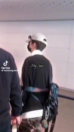 Eu nunca imaginaria que aquele seria o último dia em que veríamos o #HEESEUNG andando 😭 Depois disso, só pudemos vê-lo em fancalls, sempre sentadinho. É até estranho dizer isso, mas estou com saudades até das suas pernas 🤧