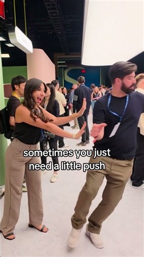 sometimes you just need a little push... ‪@TheSarahGrace‬ ‪@soymaulozano‬ #googlepixel11