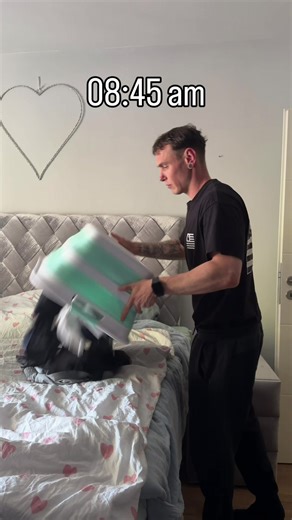 Morgens: Du schmeißt voll motiviert die angenommene Wäsche aufs Bett – heute wird zusammengelegt! 💪 Abends: Du schmeißt sie einfach wieder zurück in den Korb… damit du wenigstens schlafen kannst 😴 Produktivität Level: vorhanden, aber halt mit Kindern #elternhumor #Elternalltag #PapaLife #momlife #KeineRuhe