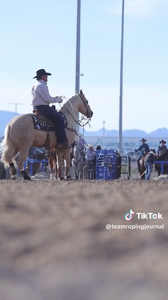 Just Jade Corkill doing @jadecorkill75 things in the #mathewslandandcattle outdoor arena at the @Ariat #WSTRFinale. Whole Open short round is edited and ready to binge over at @Roping.com. #heelshot #patience #teamroping #cowboystuff #cowboy #heel #heeling #roping