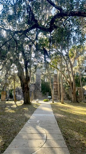 Bulow Sugar Mill Ruins 🌿🏛️ Built in the early 1800s, this was once one of Florida’s largest sugar plantations, powered by steam and enslaved labor. The plantation was destroyed during the Second Seminole War, leaving behind the stone ruins we see today as nature slowly reclaims what history left behind and as a reminder of Florida’s complex past. Would you visit this piece of Florida history? #florida #FloridaHistory #ExploringThePast #floridastateparks #HistoricalLandmarks #flaglercounty #vis