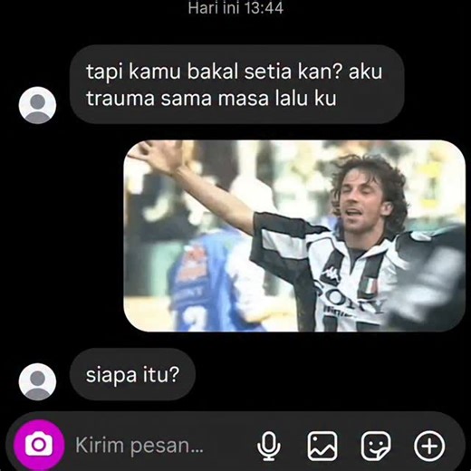 Adiksi Bola on Instagram: "Loyalitas Alessandro Del Piero kepada Juventus adalah sebuah narasi epik yang melampaui sekadar statistik dan trofi, menjelma menjadi simbol pengabdian tanpa syarat dalam sepak bola modern. Bergabung pada tahun 1993, ia menghabiskan 19 tahun membela "Si Nyonya Tua", mencetak rekor klub dengan 705 penampilan dan 290 gol. Puncak ujian loyalitasnya datang pada 2006 ketika skandal Calciopoli menghantam, yang mengakibatkan pencabutan dua gelar Scudetto dan degradasi klub ke
