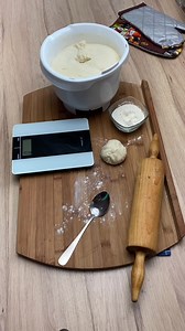 PEČEME ROHLÍKY HOUSKY NEBO VEKY. Upečte si skvělé domácí pečivo. Určitě to zkuste. https://www.videokucharka.cz/recept/rohliky-housky-nebo-veky | Videokucharka.cz