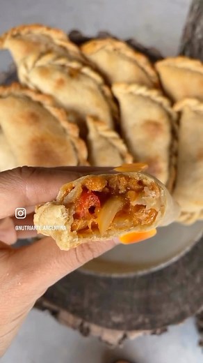 Tapas de empanadas sencillas (24 unidades aprox) . Necesitas . ✅Harina de garbanzos 240g (2 tazas)no saben lo ricas q quedan ✅Harina blanca o integral 240g (2 tazas) ✅Una cda de sal ✅Aceite 1/2 taza ✅Agua c.n . Procedimiento . ✅Mezclar todo,formar un bollo,dejar descansar en heladera 30 min ✅Estirar con palo de amasar y cortar las tapas ✅El relleno es de soja texturizada,cebolla y morrón . #empanadas #tapasdeempanadas #recetas #recetassaludables #sojatexturizada | Nutriarte Argentina